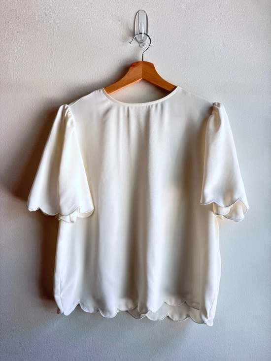 Express Tops - Express Women's Ivory Scalloped Short Sleeve Blouse Size Medium M NWT
